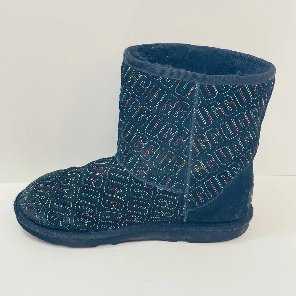 UGG Classic II Graphic‎ Stitch Kids Youth Boots 1112383K Black Sz 5